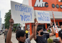 Rayong Activists Charged for Protesting Prayut, Virus Blunder Nutchanon Payakaphan and Panupong Jadnok raise banners condemning the government's handling of the coronavirus on July 15, 2020.
