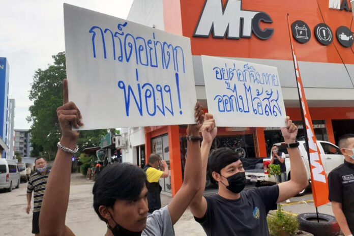 Nutchanon Payakaphan and Panupong Jadnok raise banners condemning the government's handling of the coronavirus on July 15, 2020.