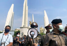 Extension of Emergency Decree ‘Not Related to Politics’ Police address the protesters at the Democracy Monument on July 18, 2020.