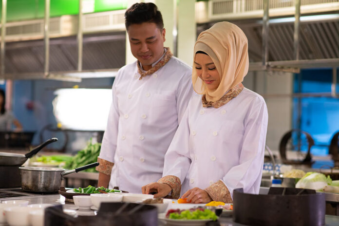 Pitisak Yaowananon and Suttide Kasemsan Na Ayutthaya in “Ruk Na, Soup Soup.” Photo: M Pictures