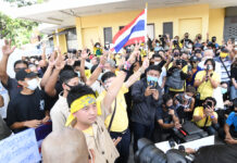 Protesters Vow to Defend the Monarchy, Decline to Rule Out Violence Pro-monarchy protesters at the Democracy Monument on July 30, 2020.