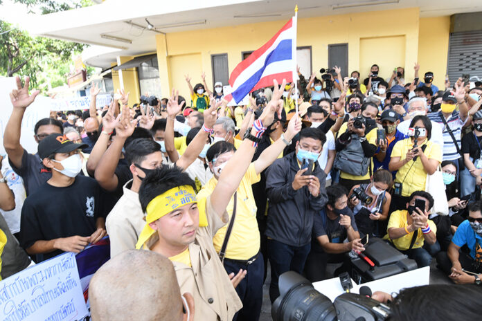 Pro-monarchy protesters at the Democracy Monument on July 30, 2020.