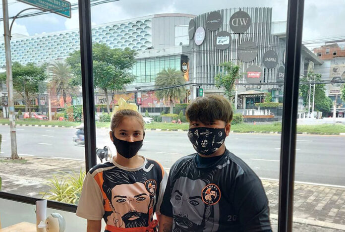 Employees of Shabu You restaurant in Rayong city on July 20, 2020. Across the street is the Laem Thong mall. Photo: Tawatchai Jitbuntherng / Courtesy