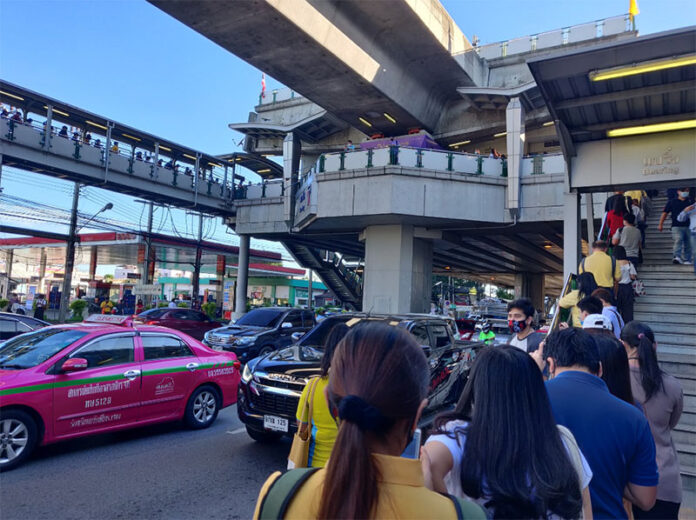 Commuters queue up at BTS Bearing at 7:30am on July17, 2020. Photo: Maleeparii / Twitter