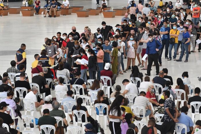 Massive queues in front of the Immigration Bureau office in March 2020. Massive queues in front of the Immigration Bureau office in March 2020.