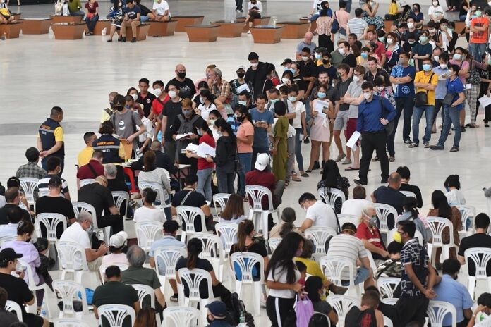 Massive queues in front of the Immigration Bureau office in March 2020.