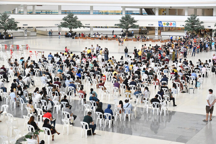 Massive queues in front of the Immigration Bureau office in March 2020.