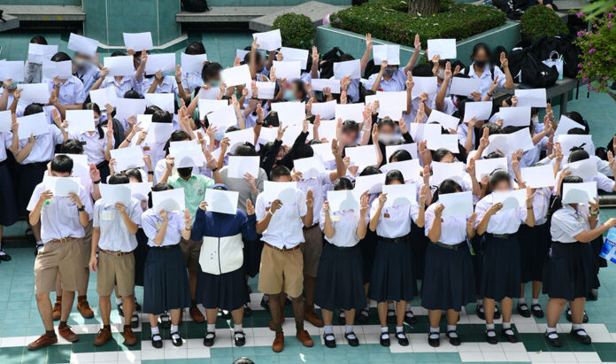 Students at Samsenwittayalai School hold up blank papers in a symbolic protest against the government on Aug. 18, 2020.