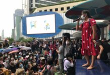 Hundreds Rally Against Arrest of Activists, Tell Prayut to Quit