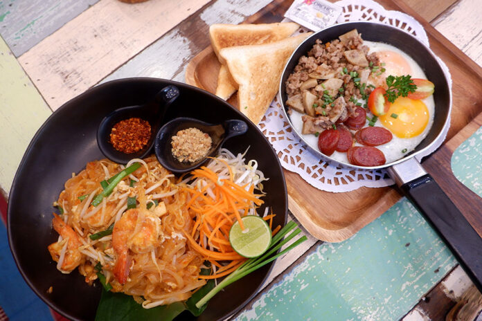Shrimp pad thai (129 baht) and Jasmin’s Egg Pan (99 baht).