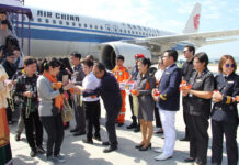 ‘No Immediate Plan’ to Permit More Foreigners Into Thailand Officials greet tourists at Chiang Mai Airport on Jan 27, 2017.