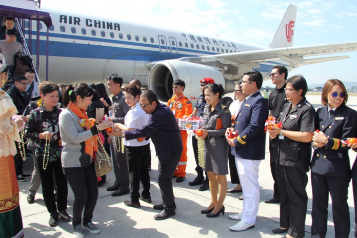 Officials greet tourists at Chiang Mai Airport on Jan 27, 2017.