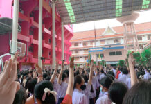 High Schoolers Hold Flash Mobs In Solidarity with Anti-Govt Protests Students at all-female Apsorn Sawan School in Bangkok flash the three-finger salute during the morning flag raising ceremony on Aug. 17, 2020. Photo: @aorwiki / Twitter