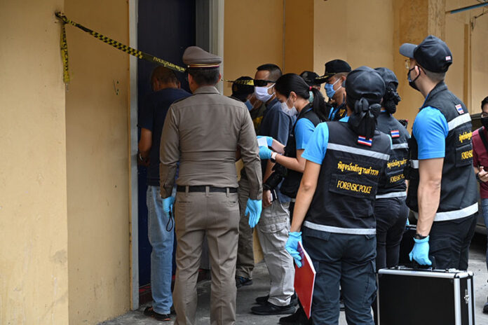 Forensic police at the gambling den on Soi Rama III 66 on Aug. 5, 2020.