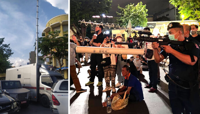 A police van with a tall column on Aug. 16, 2020 at Democracy Monument. Left: Paraimim / Twitter. A policeman wields a signal jammer gun on Aug. 16, 2020 at Democracy Monument. Right: Ttrx37 / Twitter