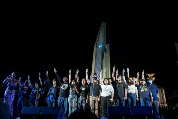 Pro-democracy activists and student leaders raise a three-fingers salute, a symbol of resistance, after a protest rally at Democracy Monument in Bangkok, Thailand, Sunday, Aug. 16, 2020. Photo: Gemunu Amarasinghe / AP