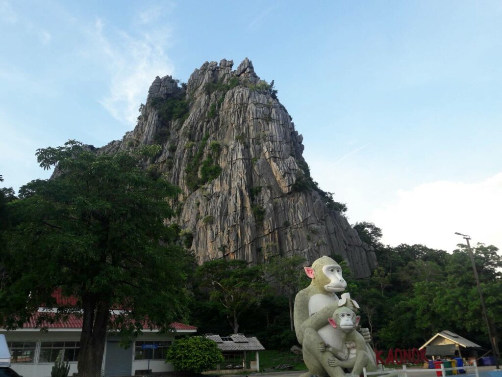 A monkey statue at the foot of Khao No-Khao Kaeo mountain.