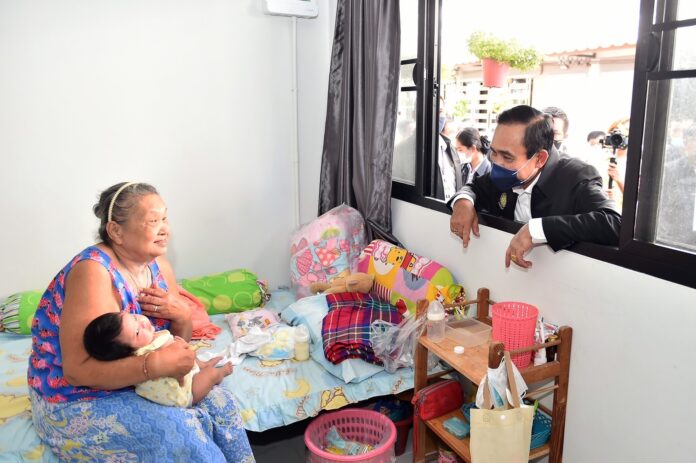 Gen. Prayut Chan-o-cha visits residents in the Bang Sue area on Sept. 11, 2020. Photo: Prayut Chan-o-cha / Facebook