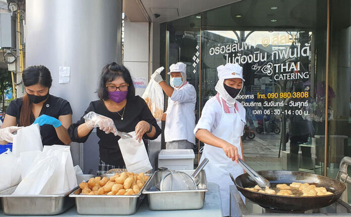 Thai Airways staff selling dough fritters on Sept. 16, 2020 at their Silom office. Photo: Tanakorn Wongpanya / Facebook