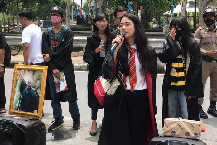 Activists at Chanasongkram Police Station on Sept. 1, 2020.