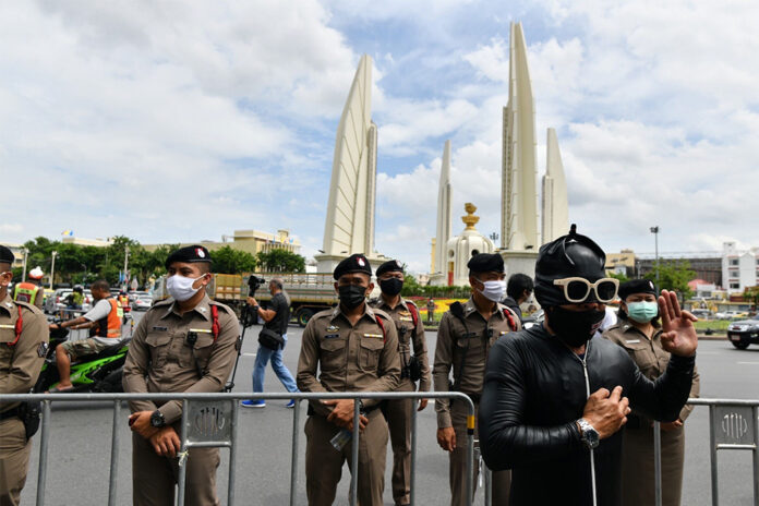 Police stand guard at the Democracy Monument on Aug. 16, 2020. Police stand guard at the Democracy Monument on Aug. 16, 2020.