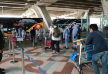 Tourism Minister Suggests Cutting Tourist Quarantine to 7 Days A file photo of people departing to a quarantine facility.