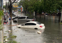 Heavy Afternoon Rain Drowns Cars, Disrupts Traffic Flooded road in Bangkok’s Huai Khwang district on Sept. 23, 2020.