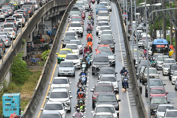 Traffic along Chaengwattana Road on Sept. 1, 2020.