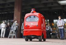 Mail Delivery Robot Makes Test Run on Tokyo Road in Pandemic