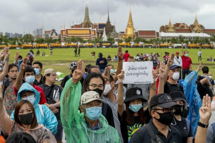 Pro-democracy protesters raise a three-finger salute, a symbol of resistance, during a rally at Sanam Luang in Bangkok, Thailand on Sept. 20, 2020. Photo: Gemunu Amarasinghe / AP