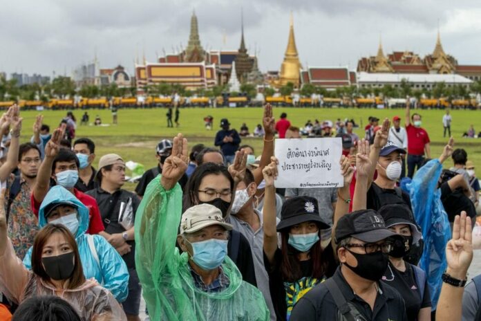 Pro-democracy protesters raise a three-finger salute, a symbol of resistance, during a rally at Sanam Luang in Bangkok, Thailand on Sept. 20, 2020. Photo: Gemunu Amarasinghe / AP Pro-democracy protesters raise a three-finger salute, a symbol of resistance, during a rally at Sanam Luang in Bangkok, Thailand on Sept. 20, 2020. Photo: Gemunu Amarasinghe / AP