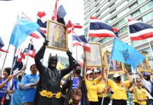 Royalists Tell Thanathorn to ‘Get Out of Thailand’ at Rally