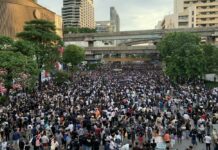 7 Arrested for Fresh Protest, Cops Threaten to Charge Everyone Anti-government protest on Ratchaprasong Intersection on Oct. 16, 2020.