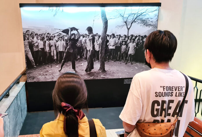 Visitors at the “Hang 6 October” exhibition on Oct. 6, 2020.