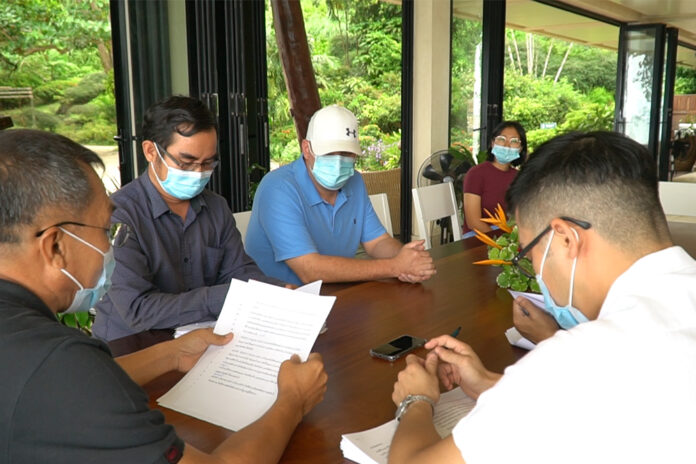 Wesley Barnes, in white hat, during a mediation session at the Koh Chang Police Station on Oct. 8, 2020.
