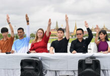 Protesters To Seize Democracy Monument, Tell Prayut to Quit Panusaya Sithijirawattanakul, Tattep Ruangprapaikitseree, Arnon Nampa, and other activists flash the anti-military “three finger salute” at a news conference at Sanam Luang on Oct. 8, 2020.