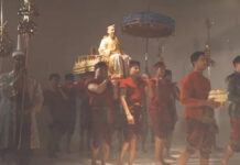 Buddhist Agencies to Probe Extravagant Ordination Parade A screenshot from Teerachai Kongthong’s ordination video shows him being carried on a palankeen. Photo: Jeejee Peepo / Facebook