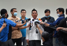 Parents Demand 130 Mil. Baht in Damages Over Kindergarten Abuse Lawyer Ronnarong Kaewpetch speaks to reporters after the arbitration hearing on Nov. 10, 2020.