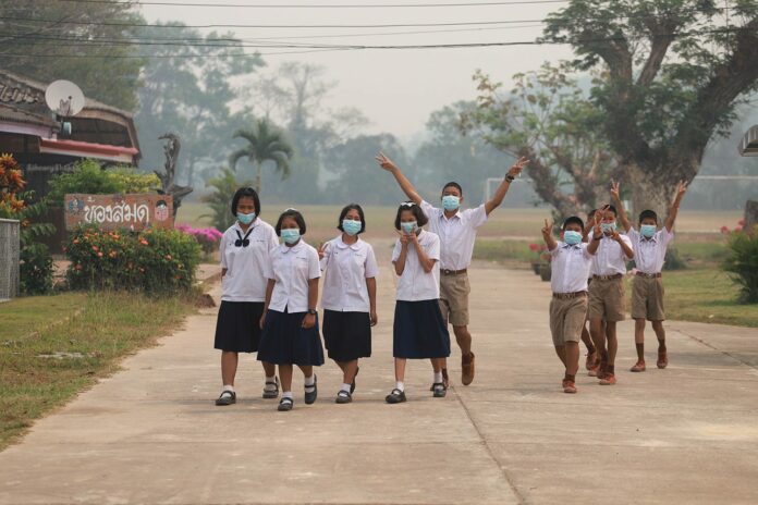 รร.ตราด-แจกหน้ากาก6