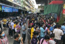 Thousands in Samut Sakhon Line up for Tests Amid Virus Surge