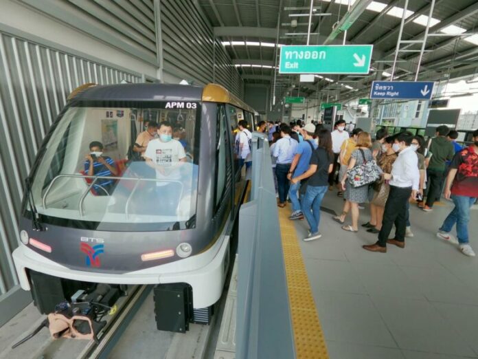 People using the Gold Line on Dec. 18, 2020. Photo: Krungthep Thanakom / Facebook