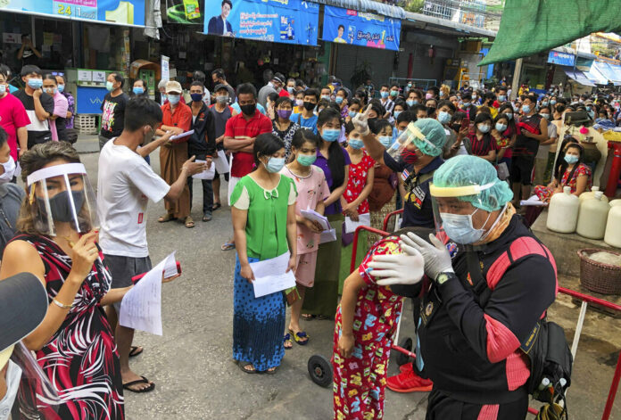 People stand in lines to get COVID-19 tests in Samut Sakhon, South of Bangkok, Thailand, Sunday, Dec. 20, 2020. Photo: Jerry Harmer / AP