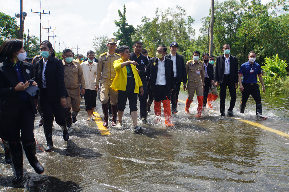 PM Prayut Chan-o-cha, center, during his visit to Nakhon Si Thammarat on Dec. 7, 2020.