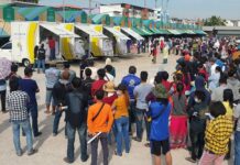 Gov’t Virus Tally Now Excludes Figures From Samut Sakhon People line up to take COVID-19 test in Samut Sakhon province on Dec. 23, 2020.