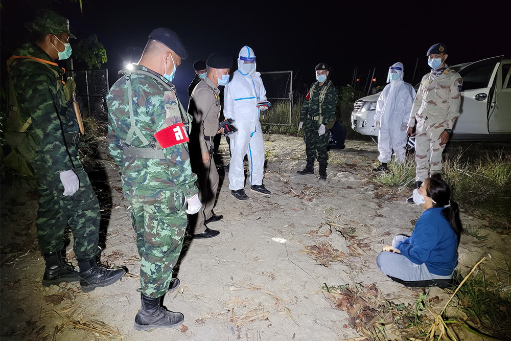 Security officials intercept a group of foreign nationals as they attempt to cross the border into Tak province on Jan. 8, 2020.