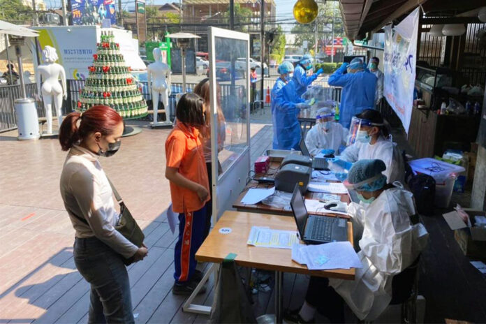 People line up for coronavirus tests at a screening station in front of Warm Up Cafe in Chiang Mai City on Jan. 5, 2021. Photo: Warm Up Cafe / Facebook People line up for coronavirus tests at a screening station in front of Warm Up Cafe in Chiang Mai City on Jan. 5, 2021. Photo: Warm Up Cafe / Facebook