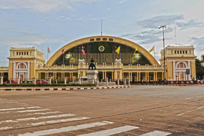 Exterior of Bangkok Railway Station, or Hua Lamphong. Photo: Supanut Arunoprayote / Wikimedia Commons