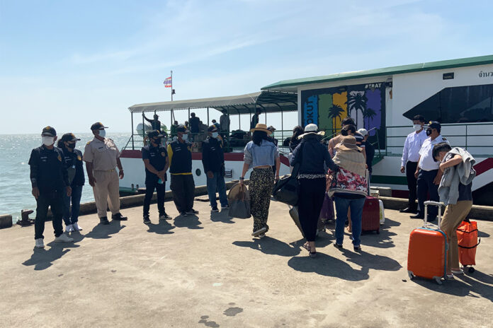 Tourists board a ferry to Koh Chang in Trat province on Jan. 1, 2021. Tourists board a ferry to Koh Chang in Trat province on Jan. 1, 2021.