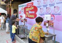 48-Yr-Old Dies From COVID-19 as Bangkok Mulls Business Reopening People wash hands before entering Wat Mangkon Kamalawat in Bangkok on Jan. 11, 2021.