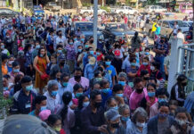 Who Wins? People Without Smartphone Forced to Queue up for ‘WeWin’ Subsidy